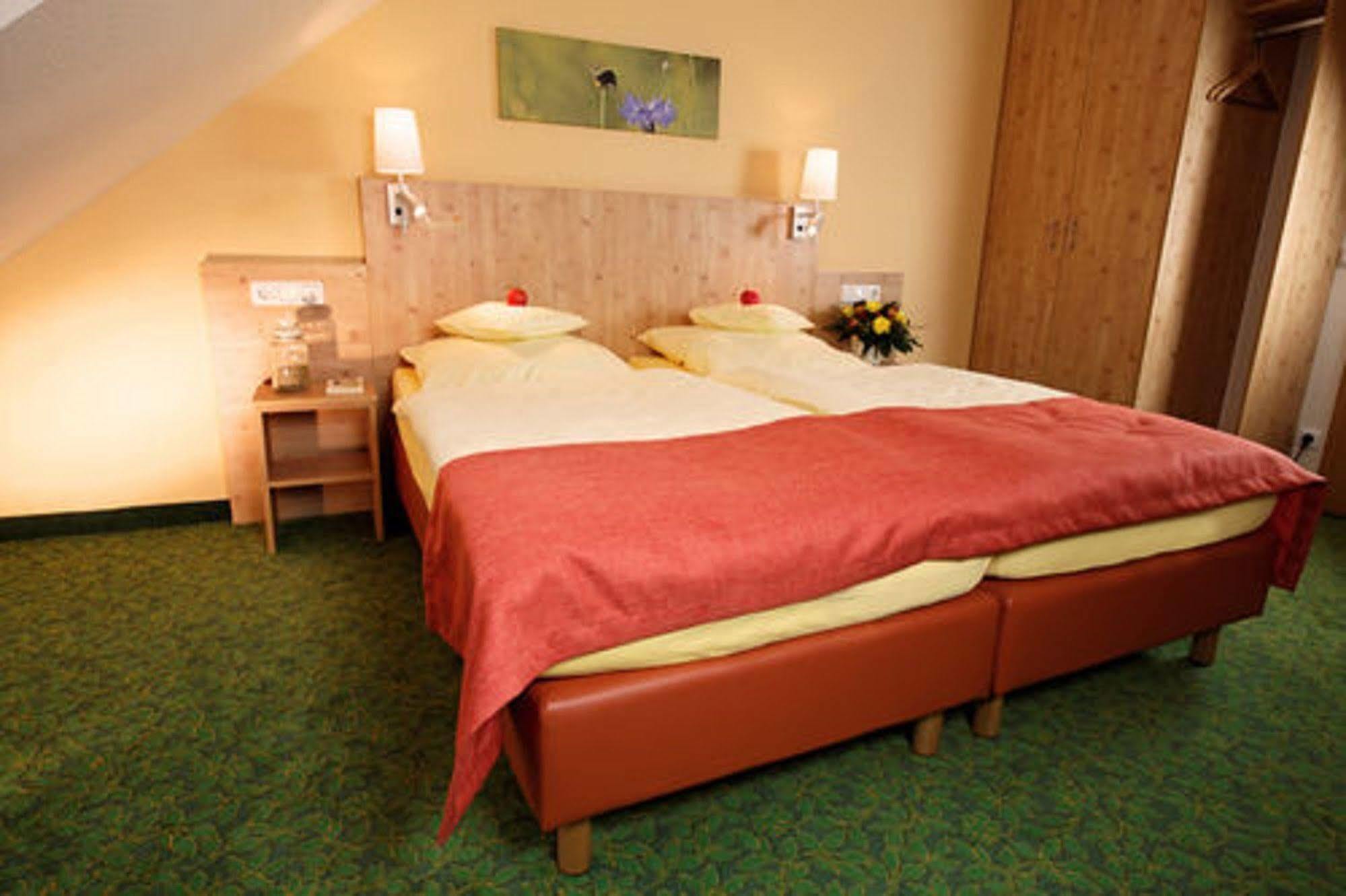 Hotel Und Landgasthof Zum Bockshahn Spessart  Екстериор снимка