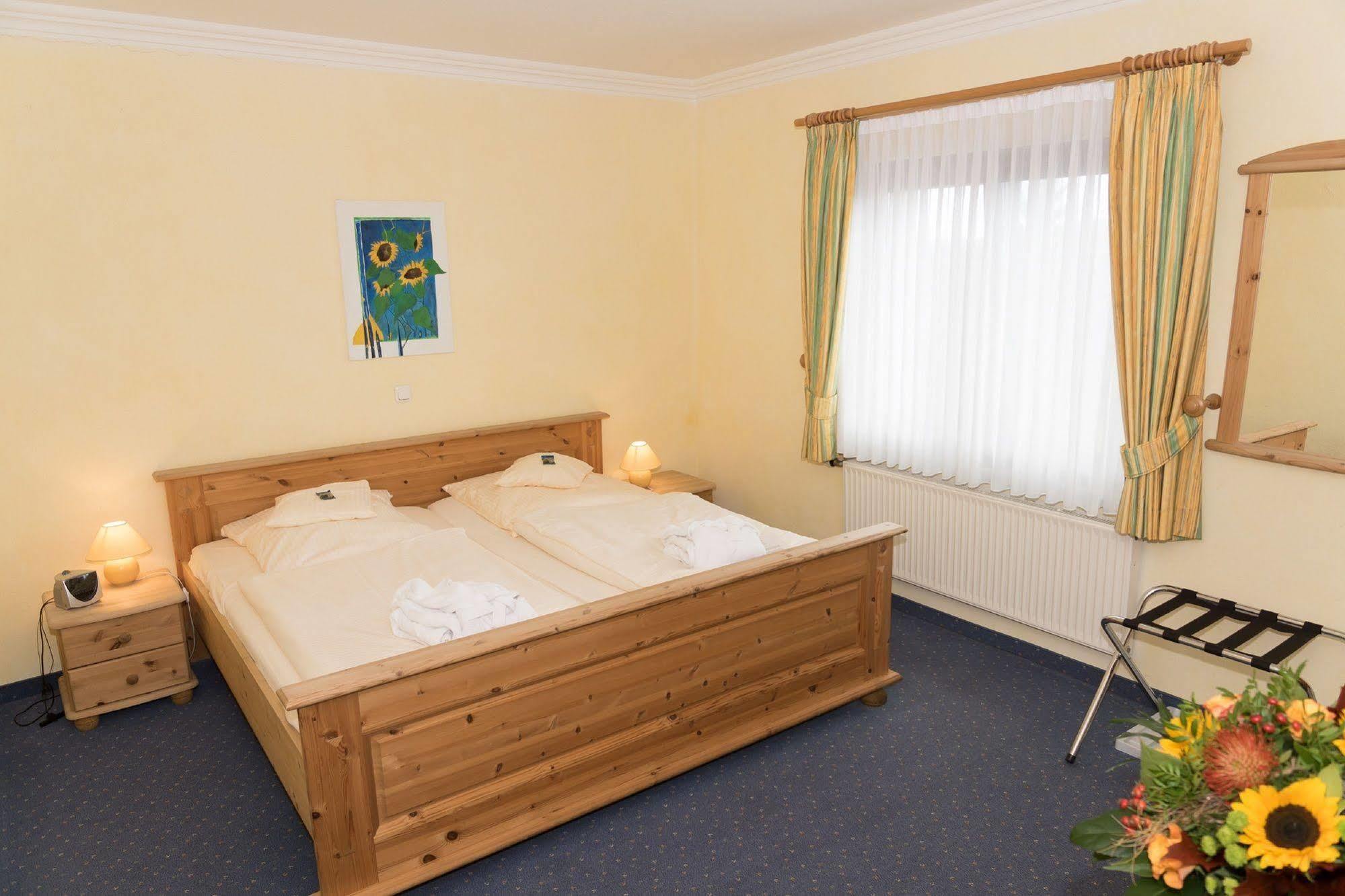 Hotel Und Landgasthof Zum Bockshahn Spessart  Екстериор снимка