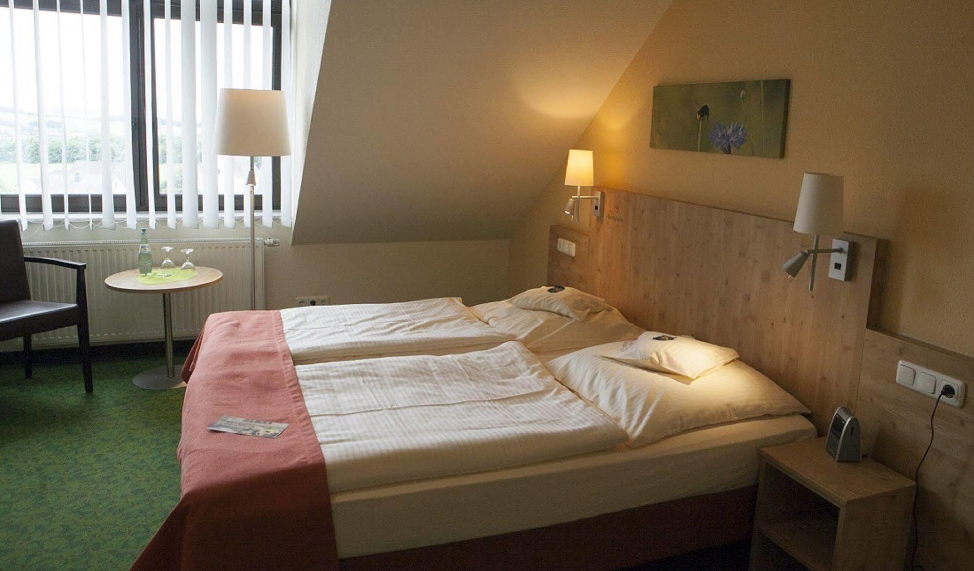 Hotel Und Landgasthof Zum Bockshahn Spessart  Екстериор снимка